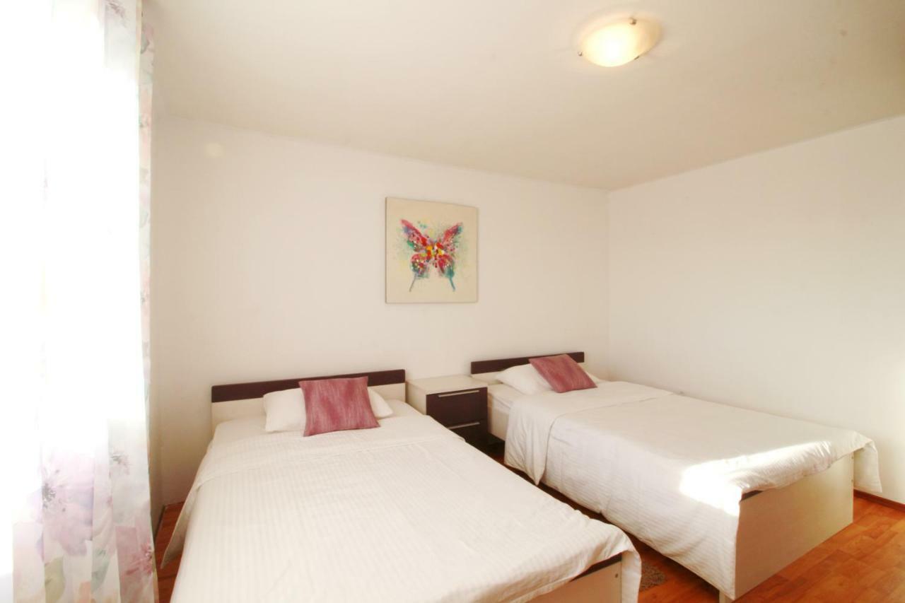 Apartment Lana & Ema Нін Екстер'єр фото