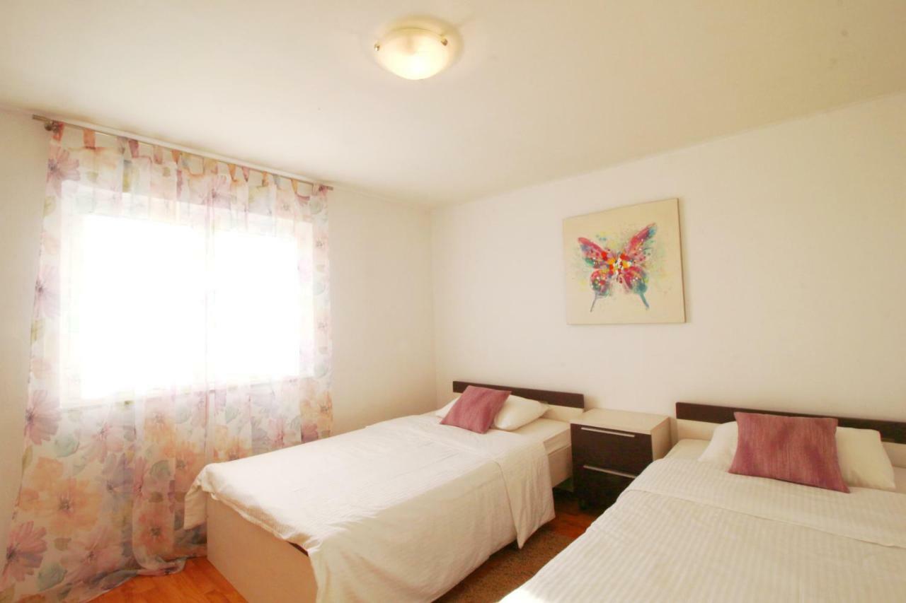 Apartment Lana & Ema Нін Екстер'єр фото