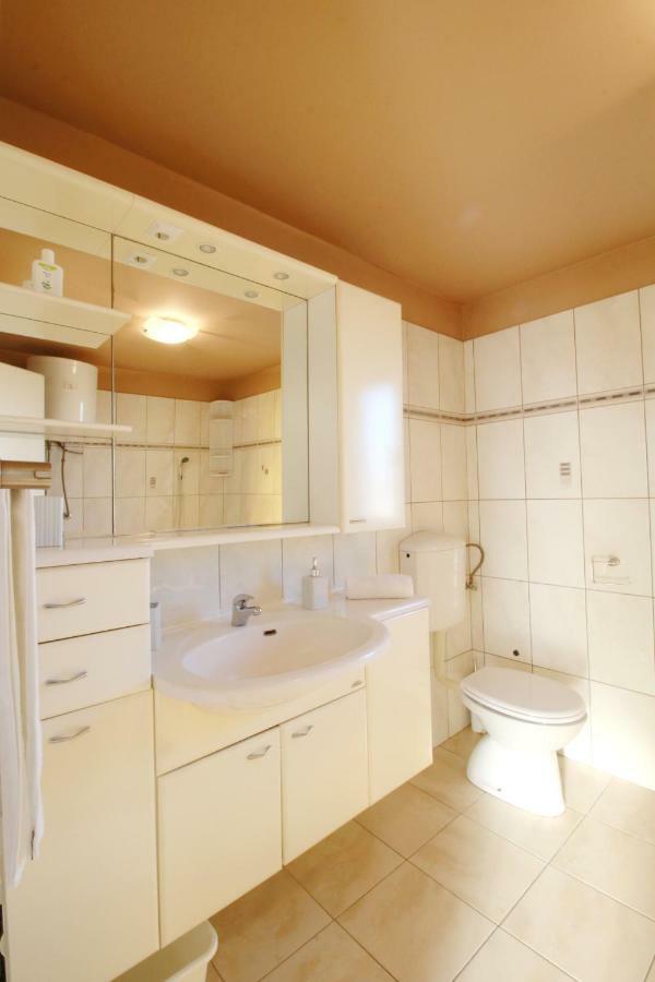 Apartment Lana & Ema Нін Екстер'єр фото